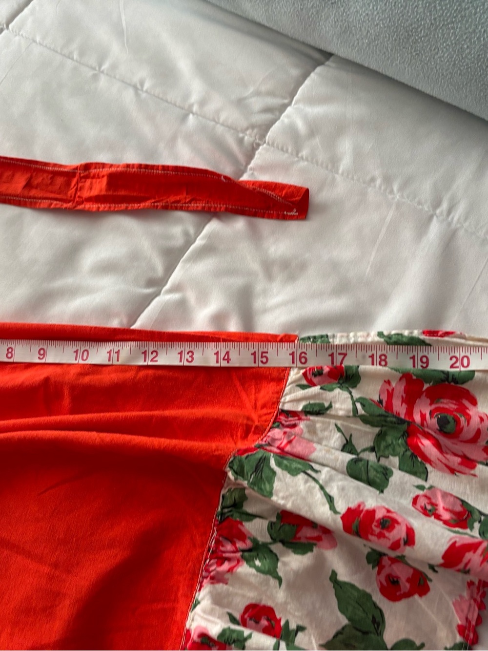 Vintage apron of beautiful colorful floral design. Handmade of all cotton! - Picture 7 of 10